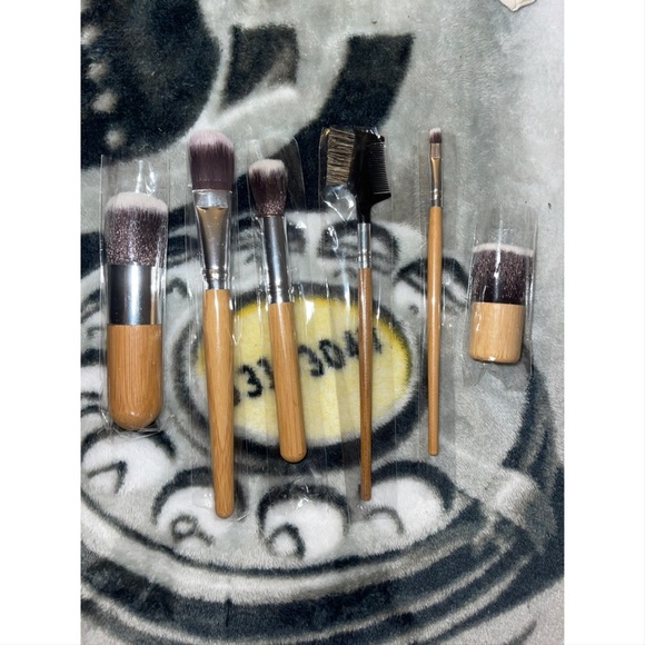 Other - Women’s 6 Piece Wooden Makeup Brushes 🤎
